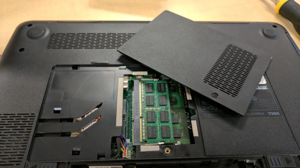 RAM máy tính bị lỏng, lỗi hoặc bụi bẩn có thể khiến laptop Dell kêu tít tít liên tục