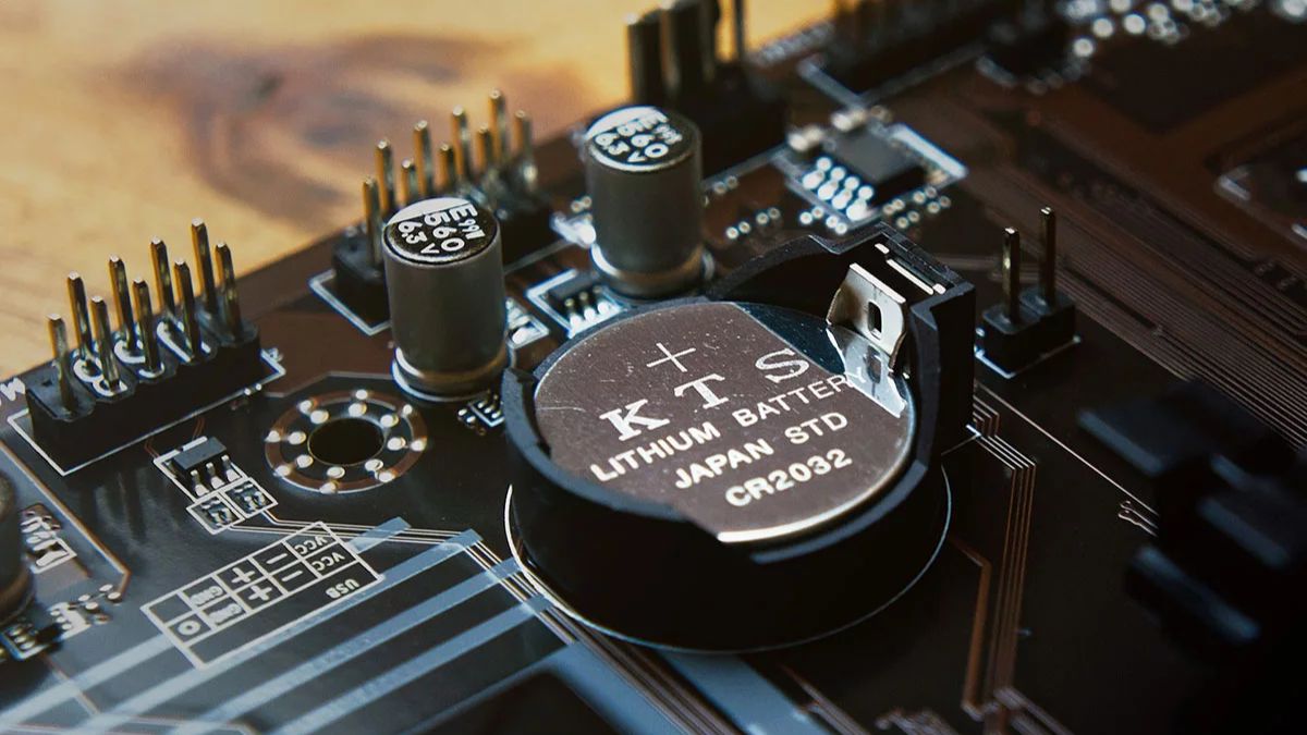 Pin CMOS (BIOS) yếu hoặc mất tác dụng khiến laptop Dell kêu tít tít liên tục