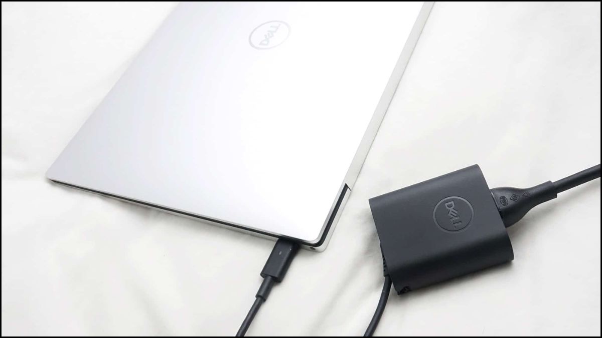 Kiểm tra nguồn điện và sạc laptop để sửa lỗi laptop Dell kêu tít tít liên tục