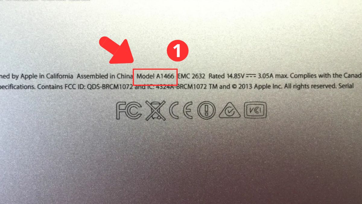 Kiểm tra số Model ở mặt dưới Macbook