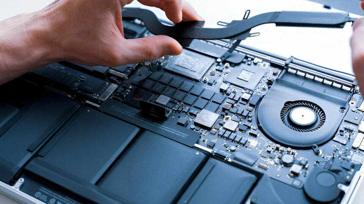 Mang đến trung tâm sửa chữa uy tín khi gặp tình trạng macbook không lên màn hình