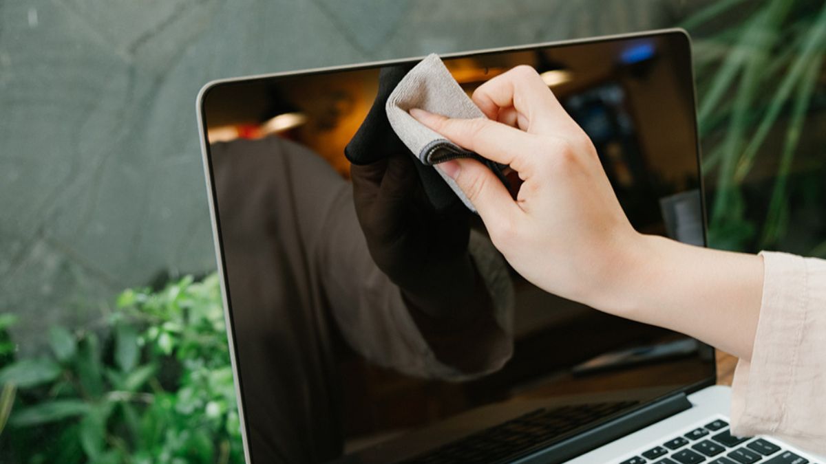 Vệ sinh máy tính để khắc phục tình trạng macbook không lên màn hình