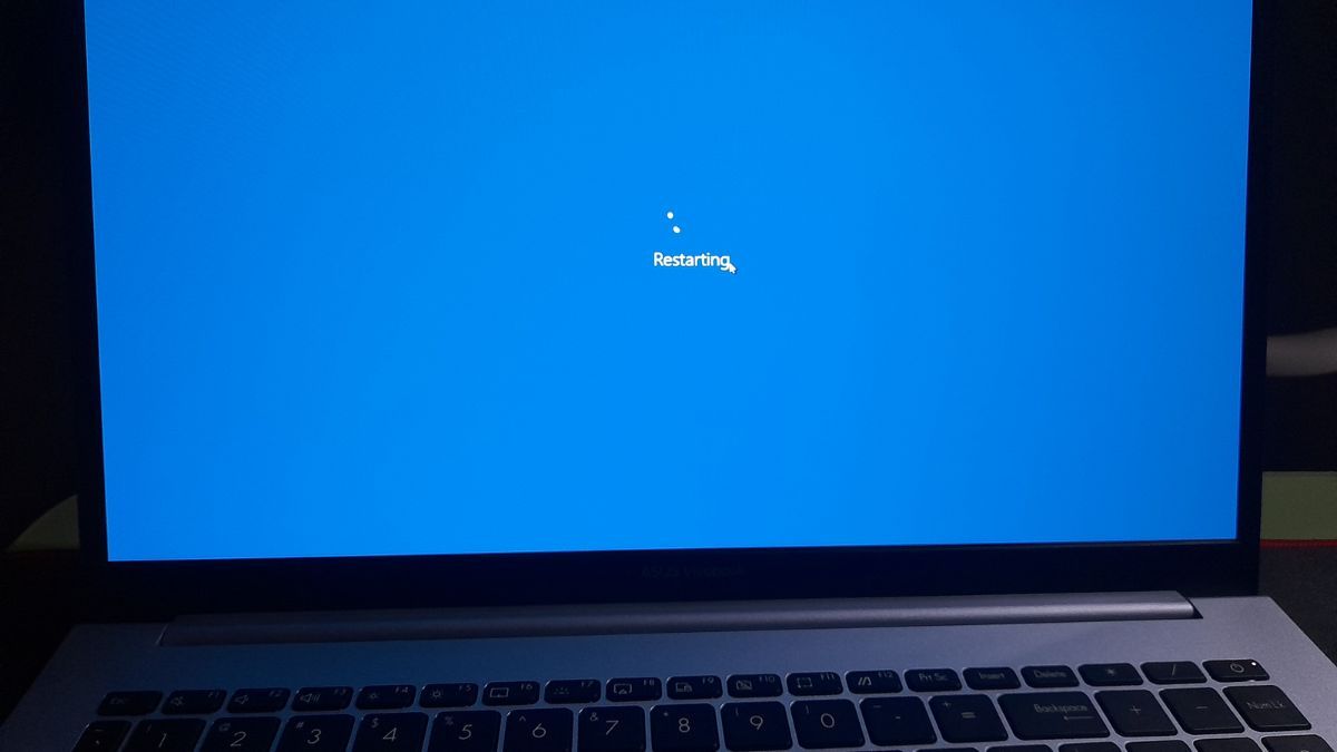 Khởi động lại laptop để khắc phục màn hình laptop bị giật