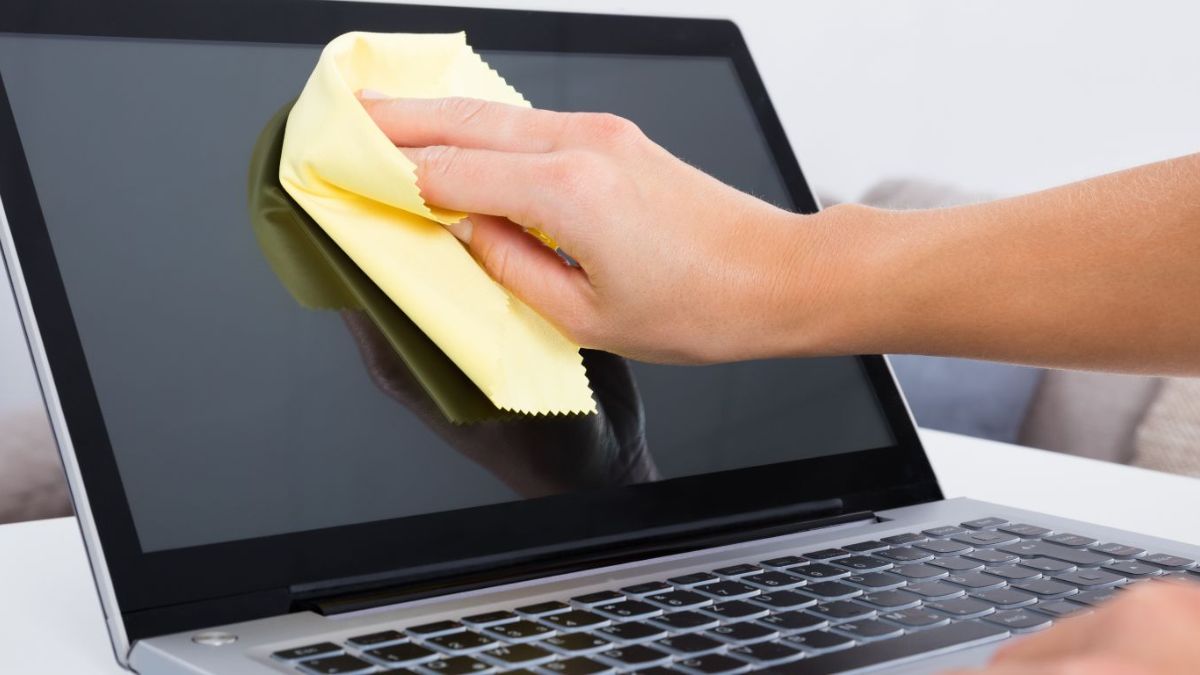 Tiến hành vệ sinh laptop để khắc phục tình trạng laptop bị giật