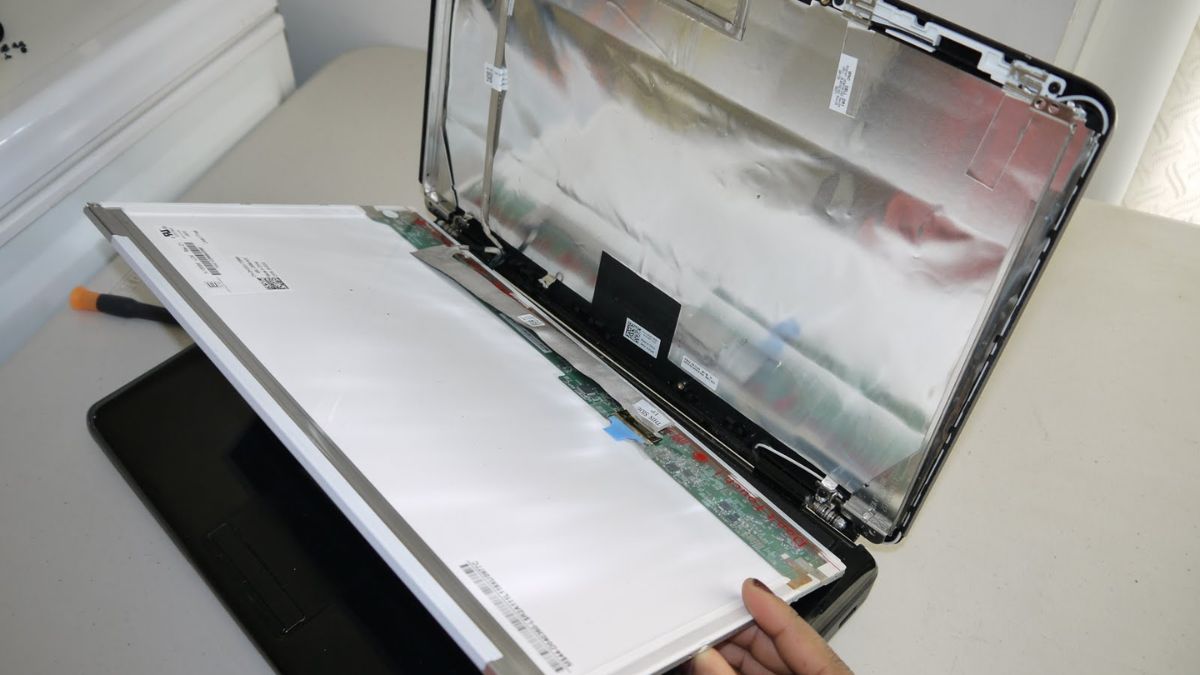 Thay màn hình laptop mới để khắc phục tình trạng màn hình laptop bị giật