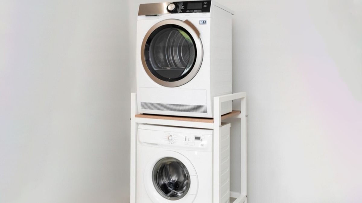 Sử dụng kệ đặt máy sấy để đảm bảo máy sấy lên máy giặt an toàn