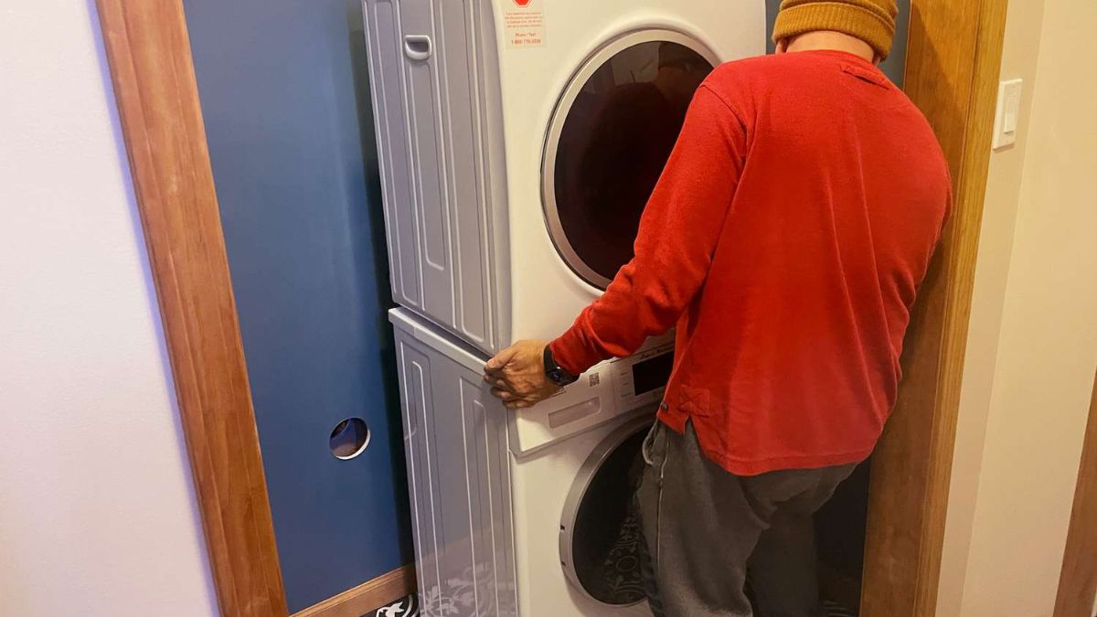 Đặt máy sấy lên trên máy giặt