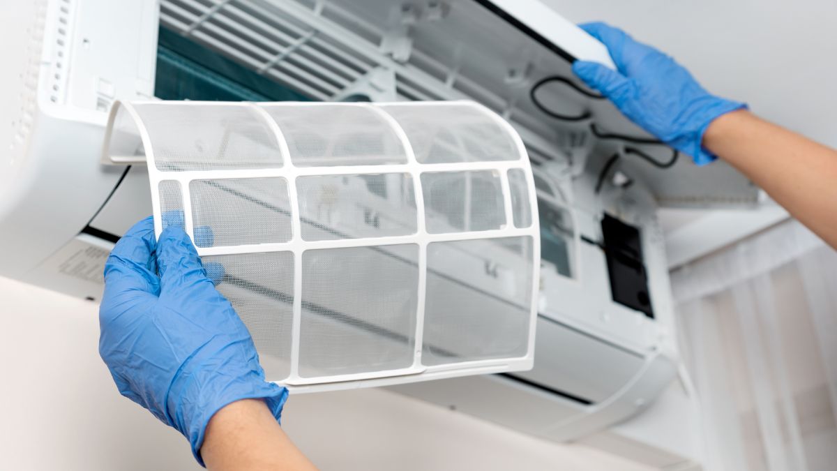 Thay máng nước hoặc linh kiện hỏng khi máy lạnh bị hư và chảy nước