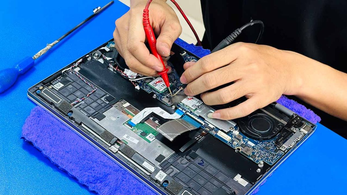 Mang máy tính bảng Samsung đến trung tâm sửa chữa để khắc phục tình trạng sập nguồn