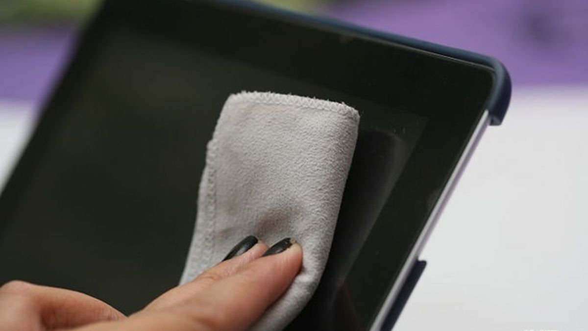 Vệ sinh lại máy tính bảng để hạn chế tình trạng máy tính bảng bị sập nguồn