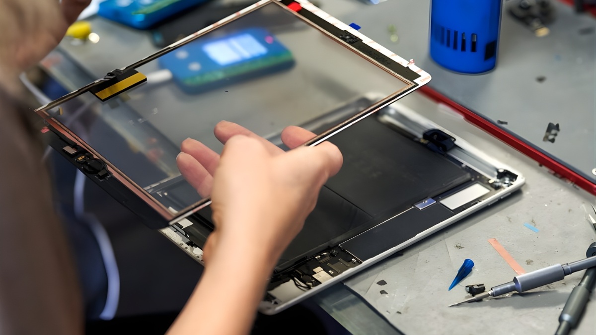 Mang máy đến trung tâm sửa chữa uy tín để khắc phục tình trạng máy tính bảng bị treo logo