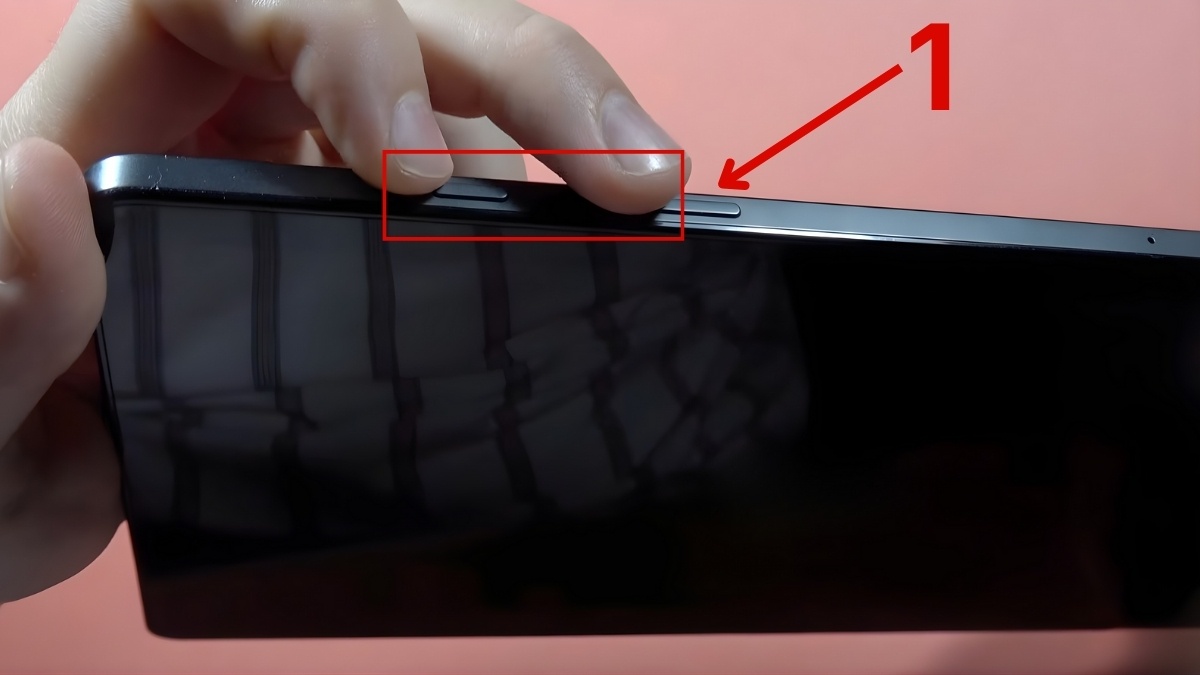 Khởi động lại máy tính bảng Samsung để sửa tình trạng treo logo bước 1