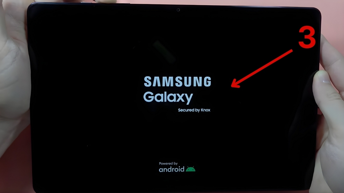Khởi động lại máy tính bảng Samsung để sửa tình trạng treo logo bước 3