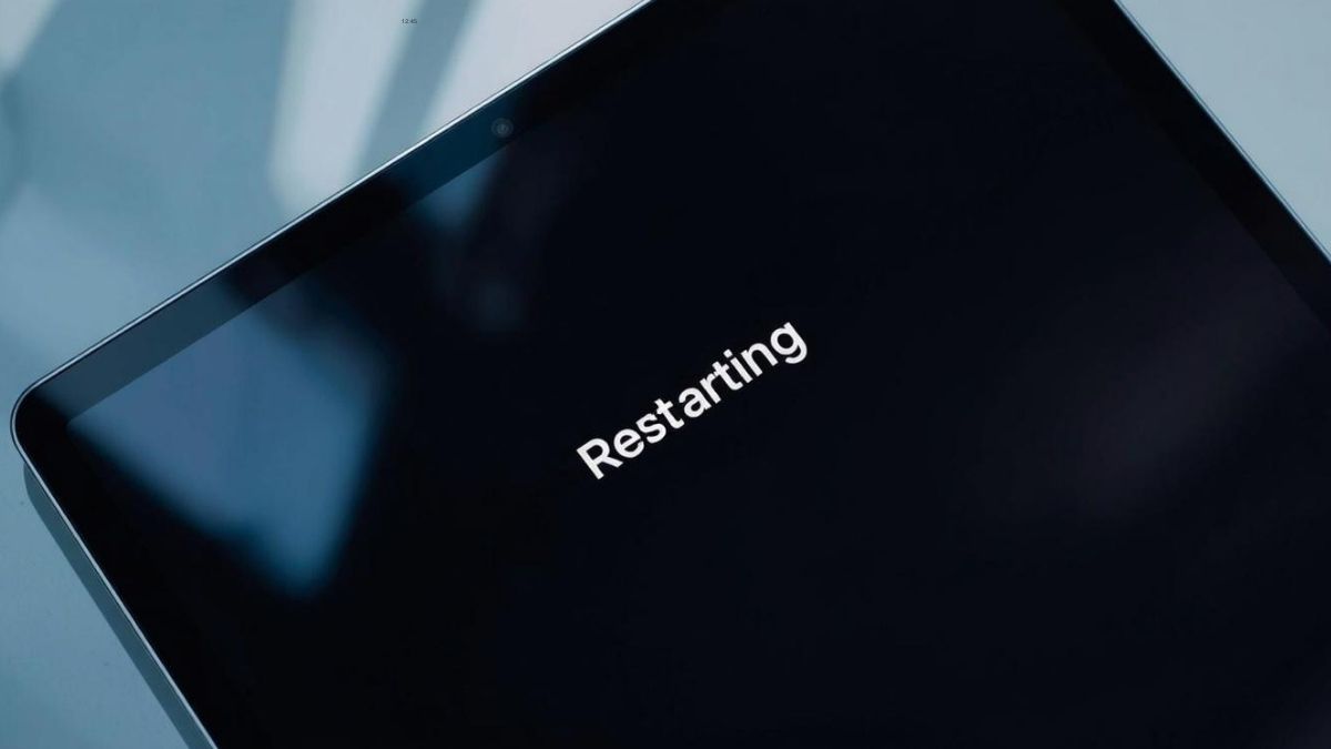 Khởi động lại thiết bị để xem tình trạng máy tính bảng Samsung không sạc vào pin