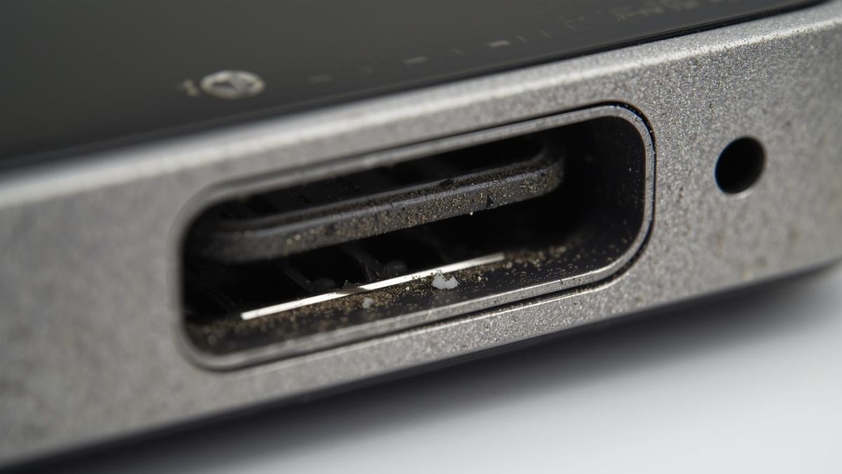 Cổng sạc bám bụi, lỏng hoặc oxy hóa có thể khiến máy tính bảng Samsung sạc không vào pin