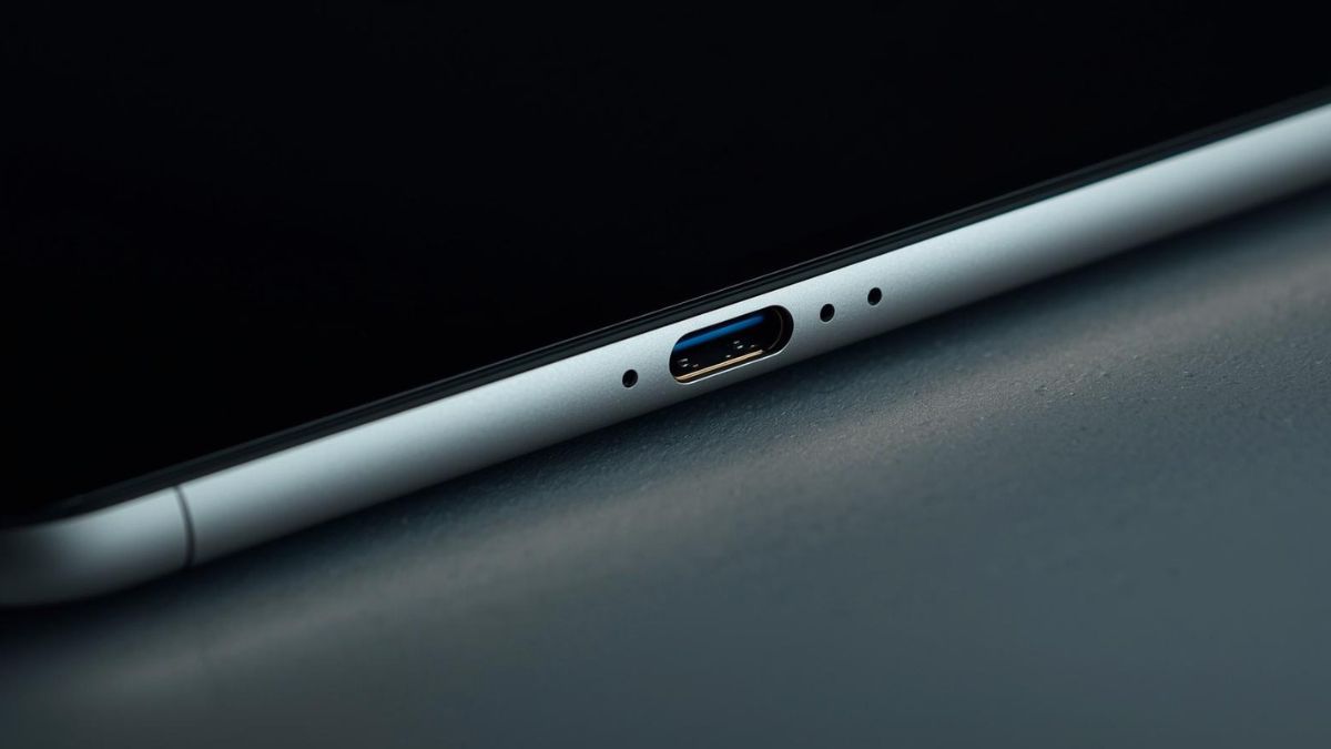 Vệ sinh cổng sạc máy tính bảng Samsung đúng cách