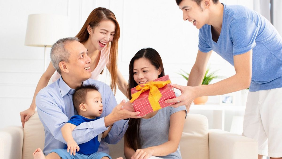Việc mua quà Tết biếu bố mẹ vợ thể hiện sự quan tâm và gắn kết