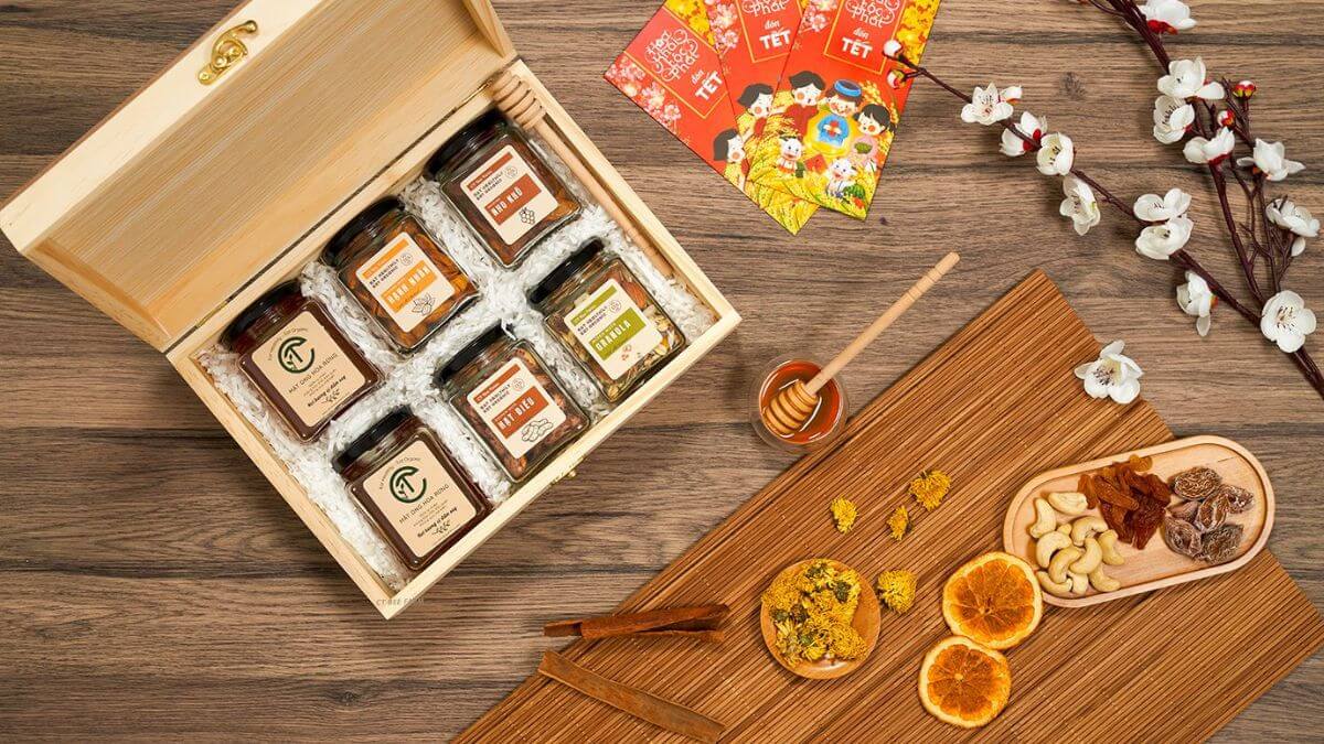 Nên chọn những món quà truyền thống để biếu bố mẹ vợ tương lai