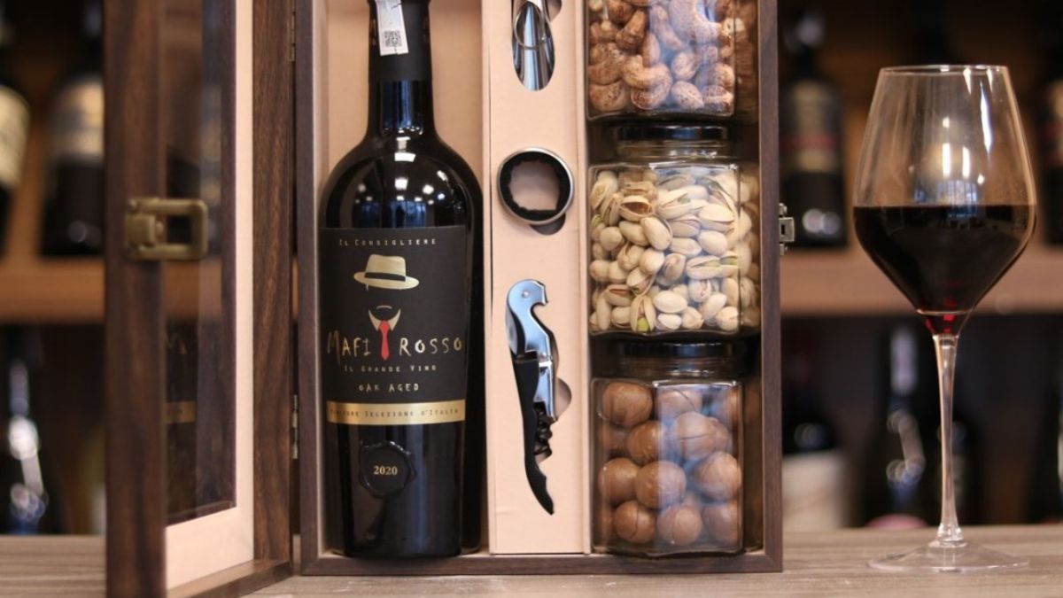 Trà, rượu là món quà biếu bố mẹ vợ ngày Tết trang trọng