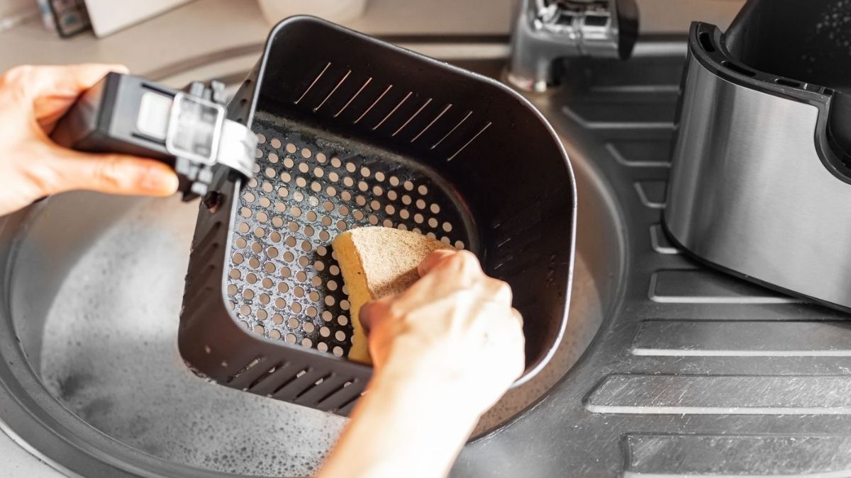 Sử dụng miếng rửa chén để tiến hành vệ sinh