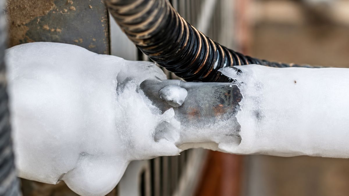 Ống đồng bị đọng sương do rò rỉ gas máy lạnh