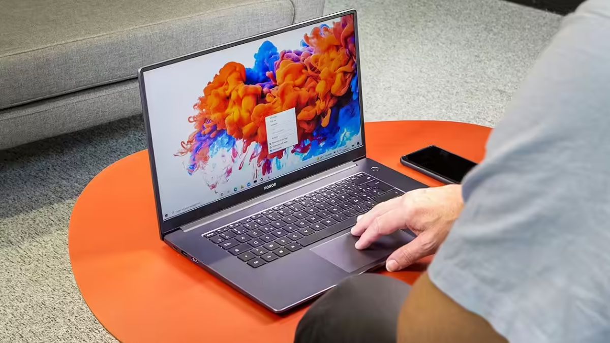 Tạo không gian thoáng cho máy để giảm tình trạng quạt tản nhiệt laptop kêu to