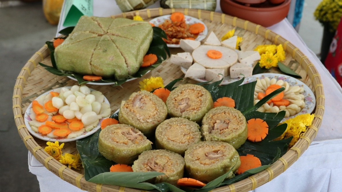 Bánh chưng, bánh tét truyền thống cũng là món ăn không thể thiếu ngày Tết