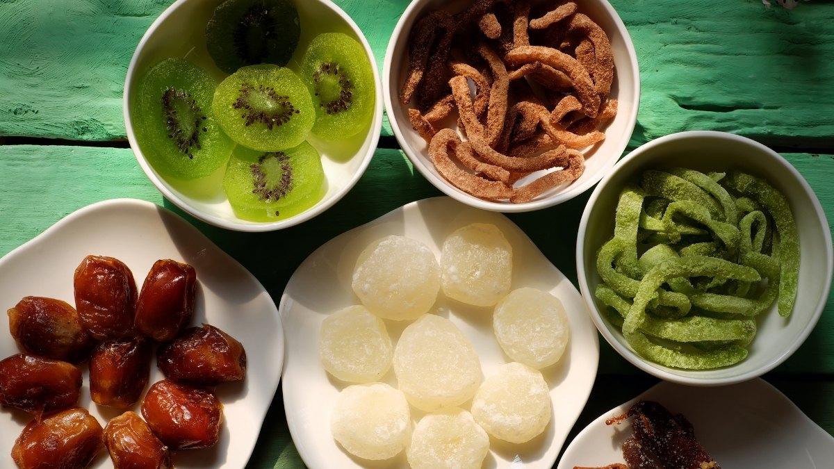 Bánh kẹo, mứt Tết là những món không thể thiếu khi sắm Tết