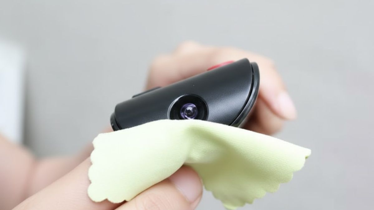 Vệ sinh nút bấm và mắt hồng ngoại của điều khiển để giúp điều khiển tivi Samsung nhận tín hiệu tốt hơn