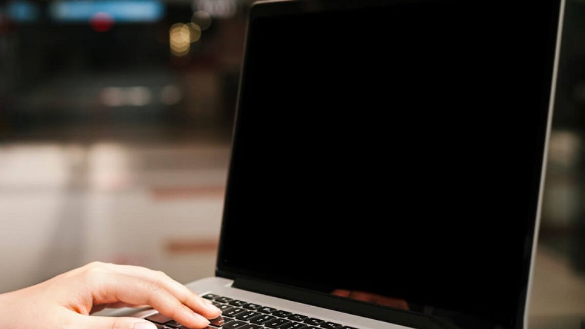 MacBook tự tắt màn hình thường do thiết lập pin hoặc chế độ ngủ