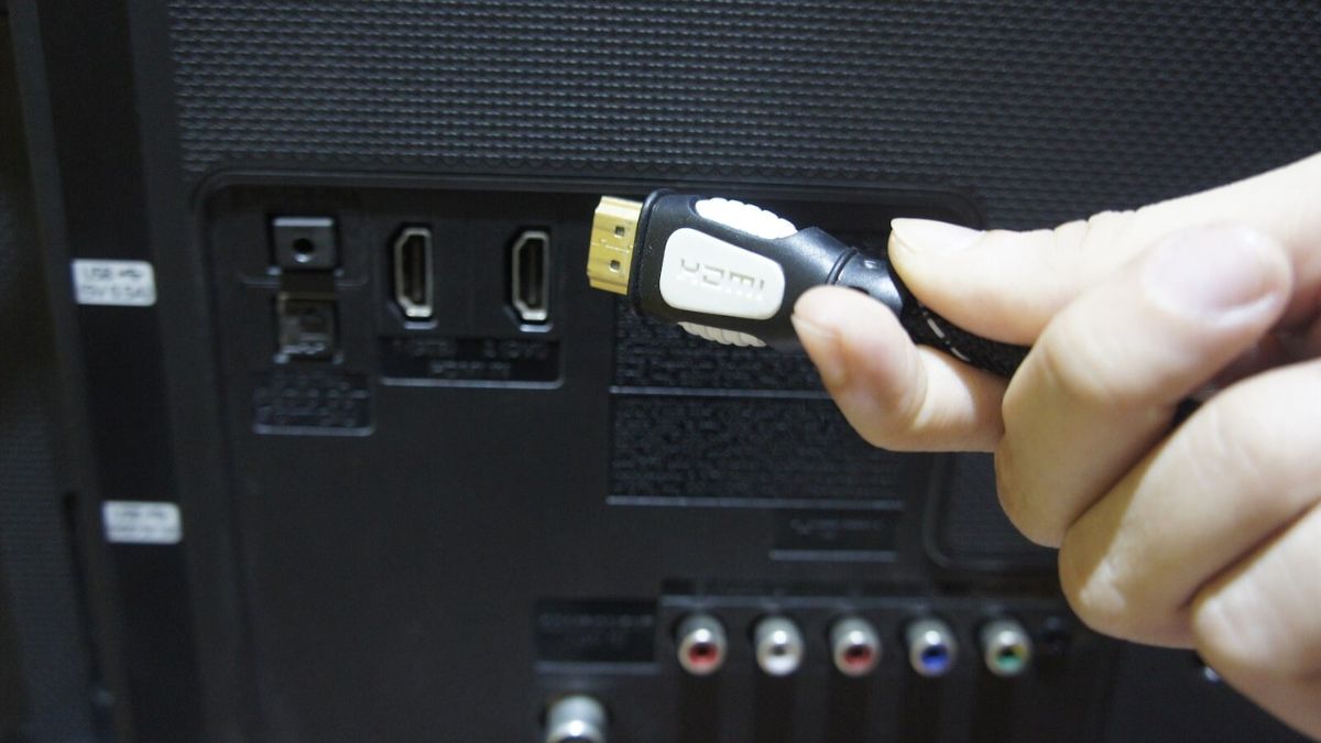 Do dây cáp kết nối giữa tivi và đầu thu bị lỏng hoặc hư hỏng khiến tivi Samsung bị mất tiếng