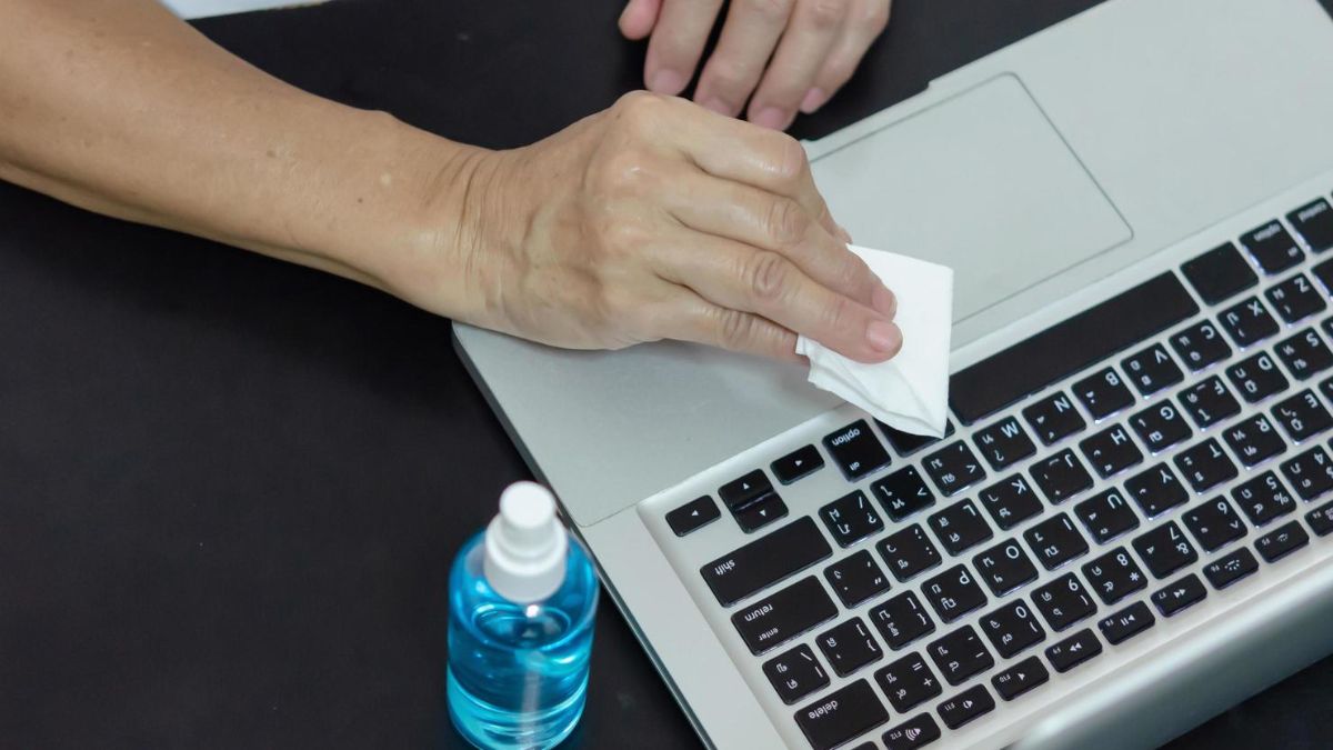 Vệ sinh bề mặt Touchpad