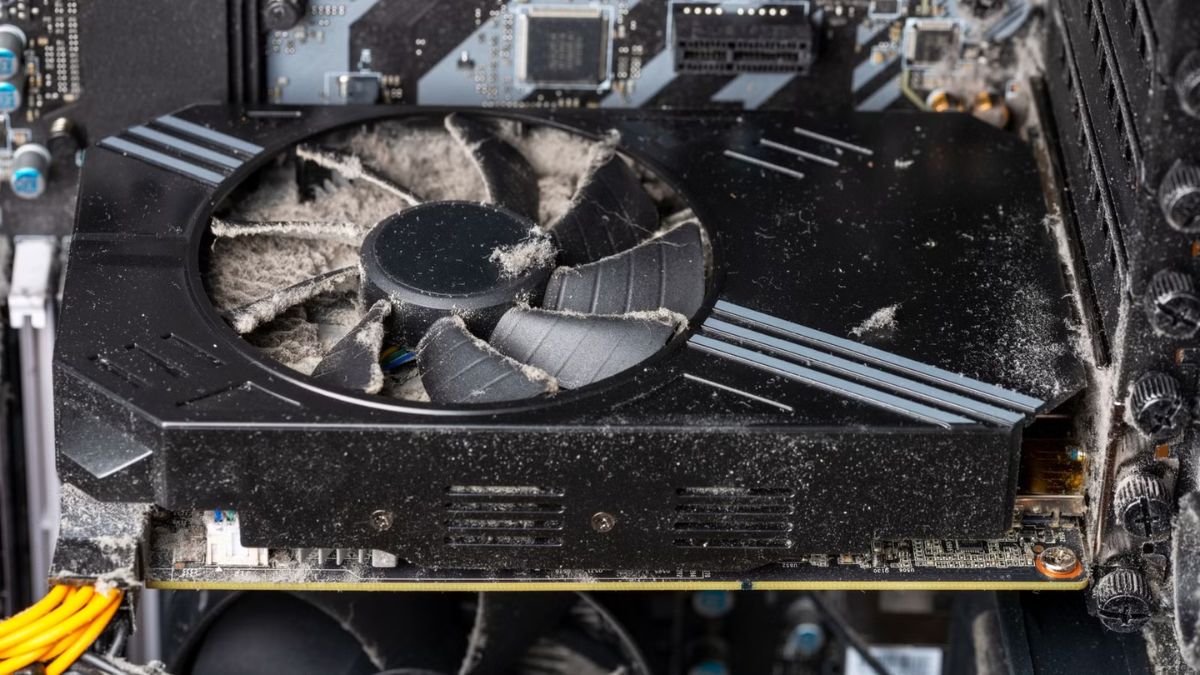 Không vệ sinh quạt tản nhiệt thường xuyên khiến quạt tản nhiệt hoạt động kém hiệu quả