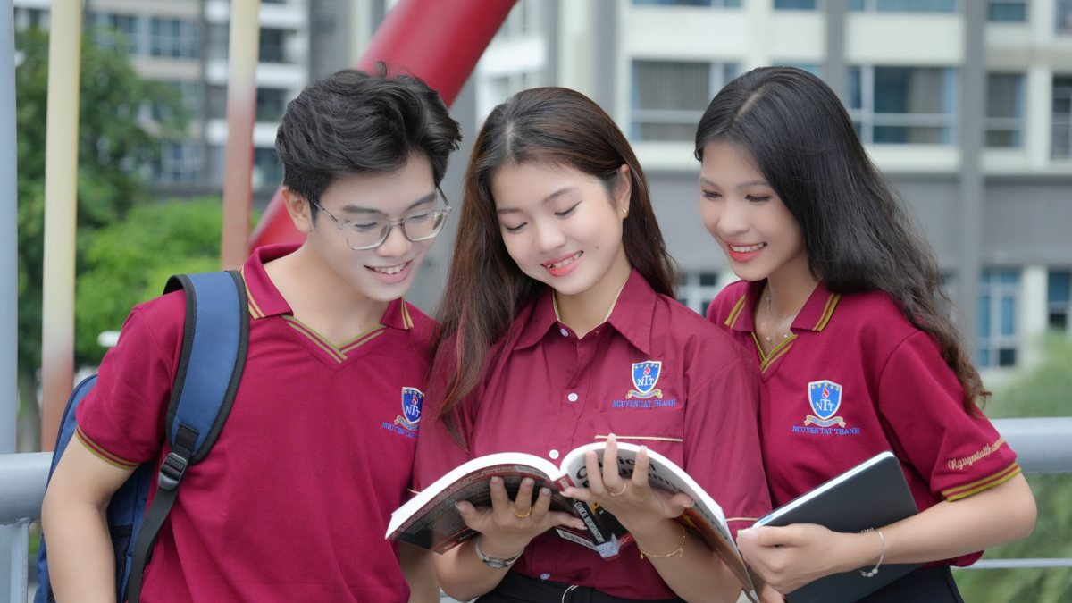 So sánh điểm chuẩn qua các năm và dự đoán xu hướng 2026
