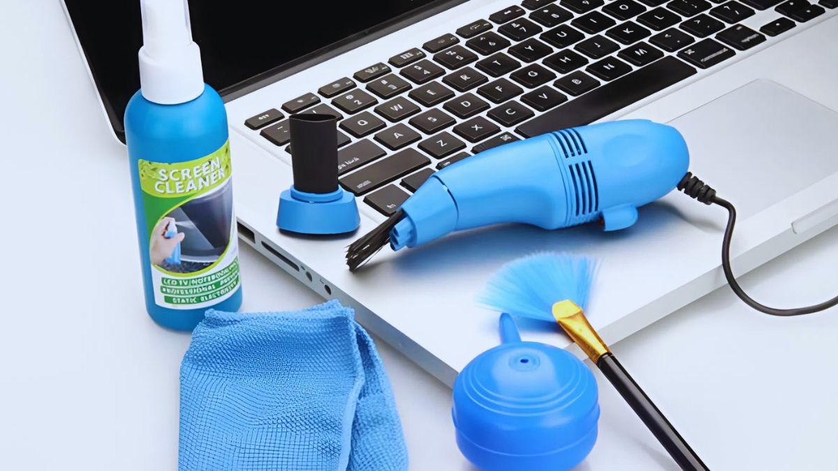 Vệ sinh bàn phím bằng chất tẩy rửa chuyên dụng