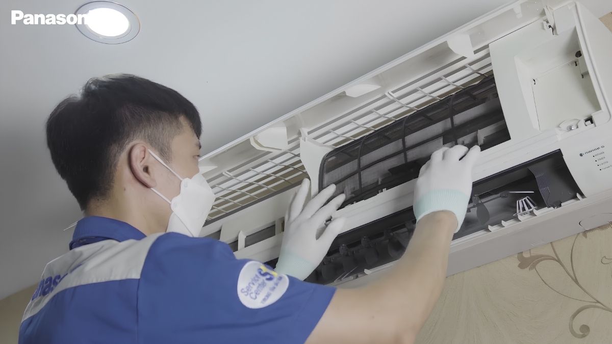 Kỹ thuật viên kiểm tra và xử lý