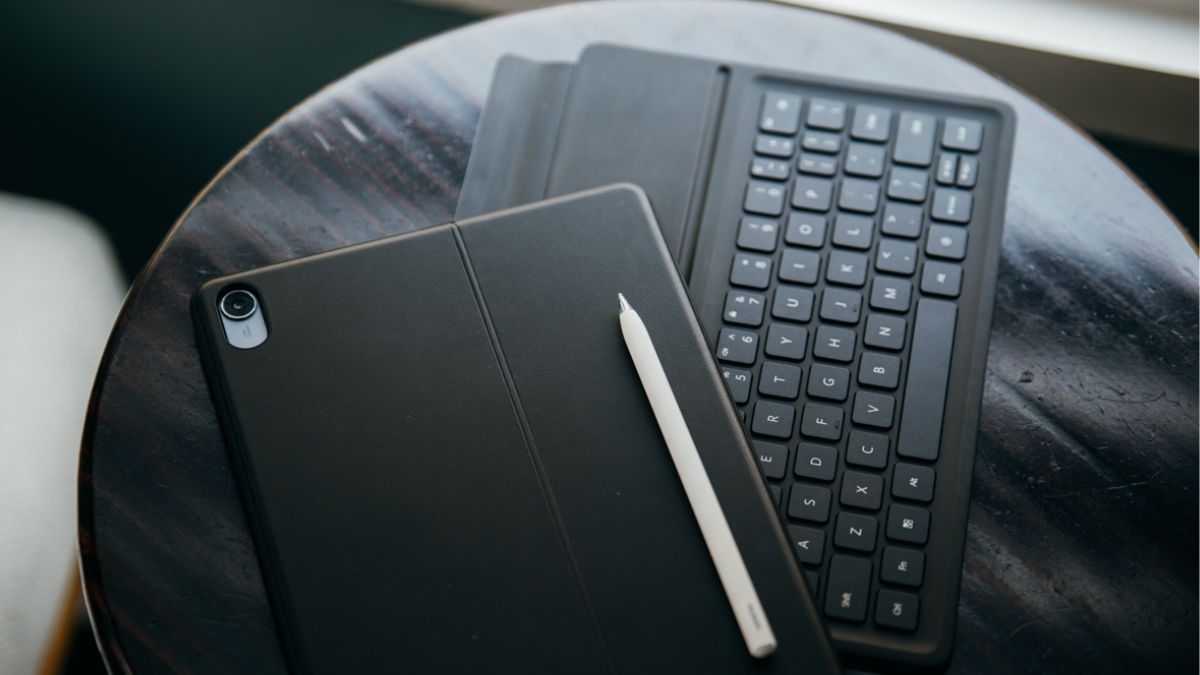 Phụ kiện đi kèm (bút, bàn phím)