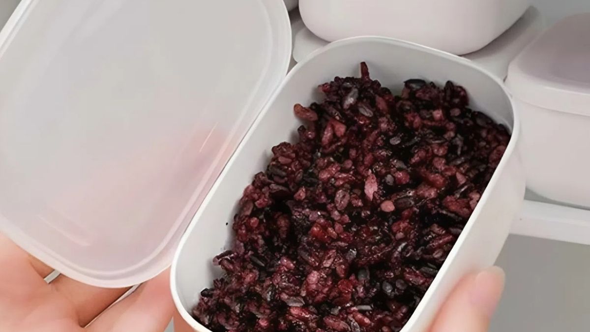 Chia cơm thành phần nhỏ và chọn hộp đựng phù hợp