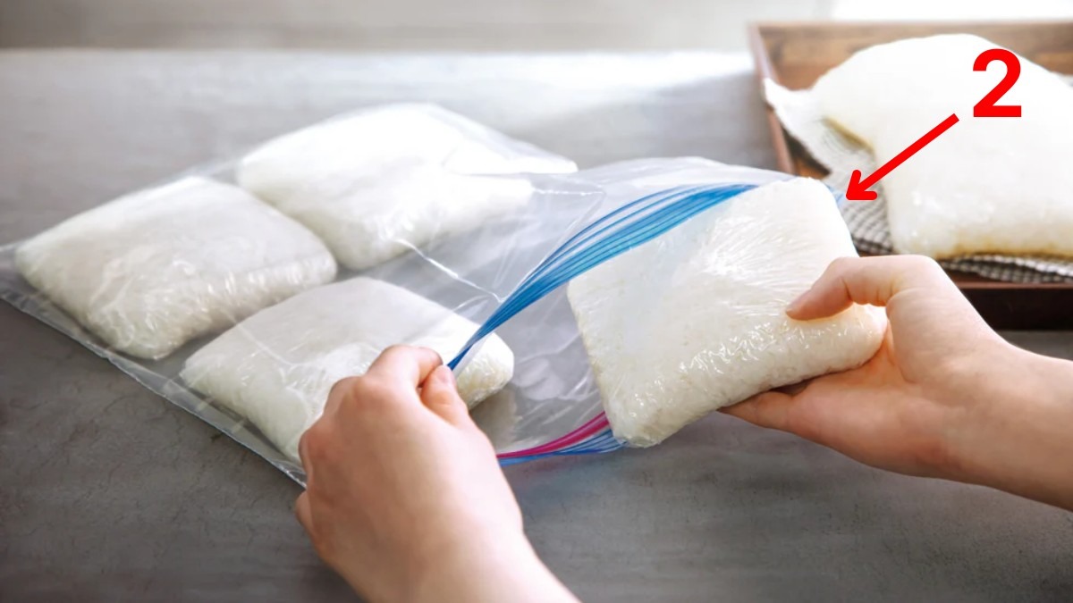 Chia cơm thành phần nhỏ và đóng gói bằng màng bọc thực phẩm