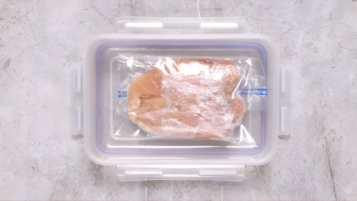 Bọc kín thịt gà trước khi bảo quản