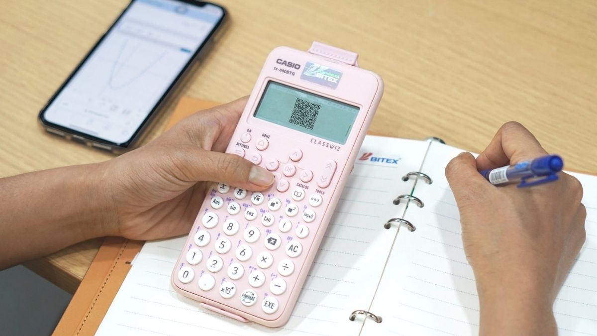 Vì sao máy tính Casio fx-880BTG không có phím dấu bằng?