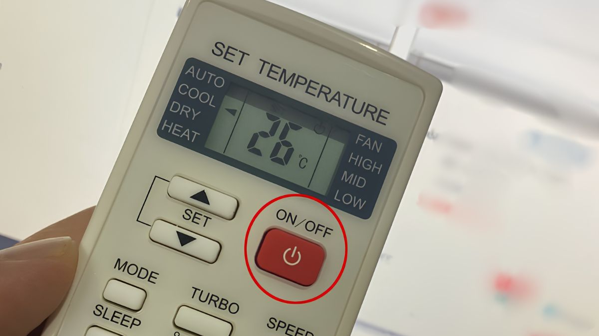 Nhấn nút ON/OFF trên remote