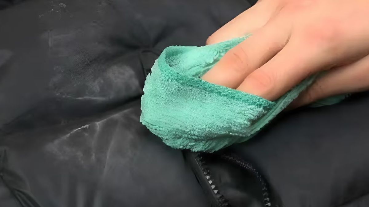 Kiểm tra và xử lý vết bẩn trước khi giặt