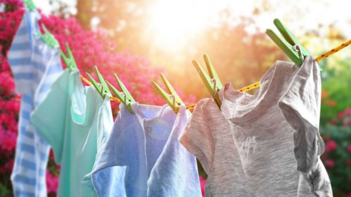 Cách phơi quần áo đúng cách để giữ hương thơm lâu hơn