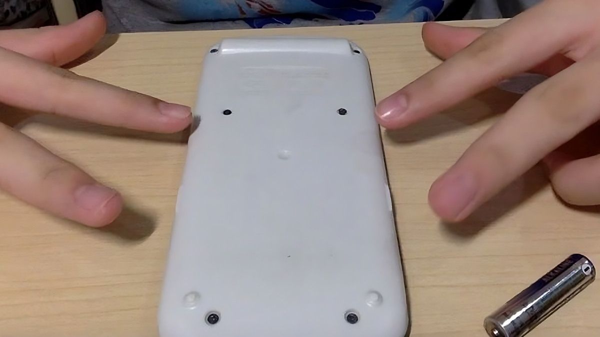 Tiến hành nới lỏng 6 vị trí ốc vít