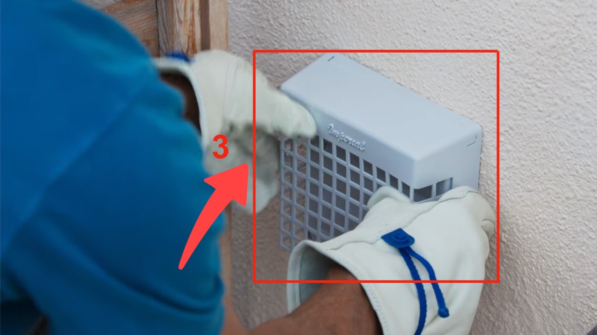 Gắn và cố định nắp ống thoát hơi ở phía bên ngoài