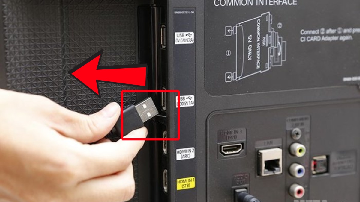 Rút thiết bị USB khỏi tivi