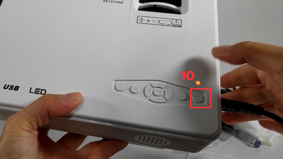 Nhấn nút Power 2 lần trên remote hoặc máy