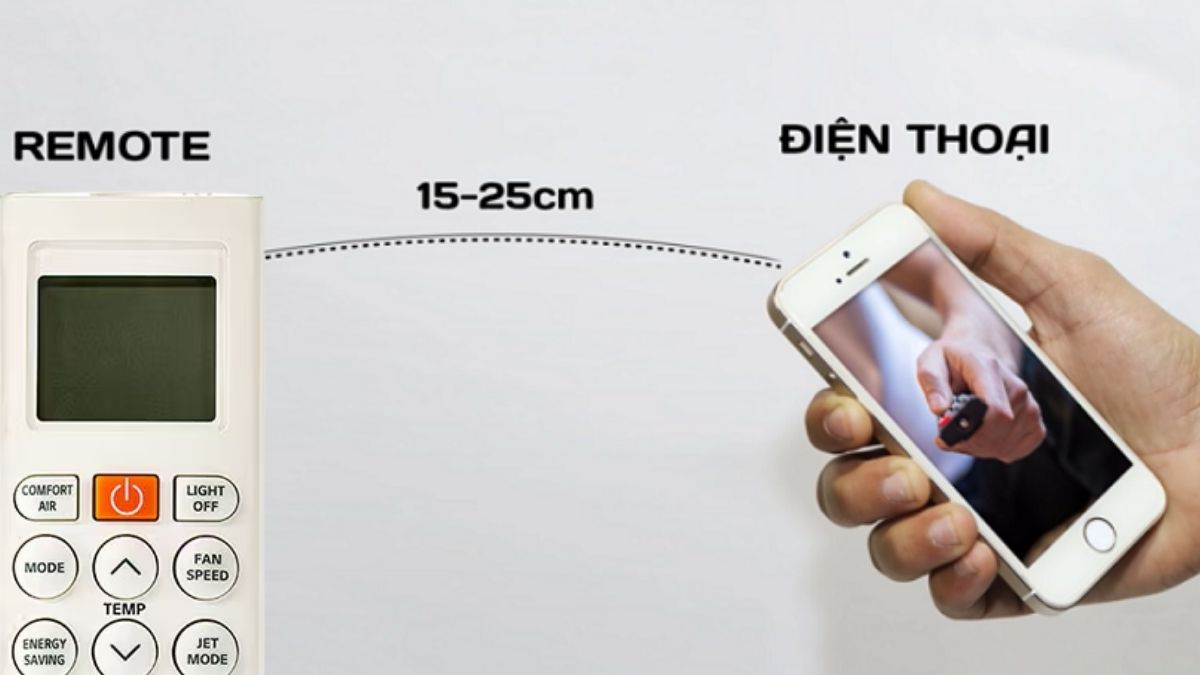 Mở camera điện thoại, hướng đầu remote vào camera
