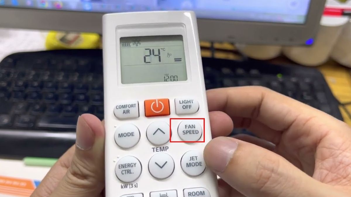 Nhấn nút FAN SPEED để đổi tốc độ quạt